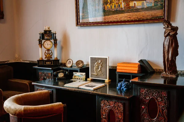 Kale Içi Siyah Masa Koltuklu Ofis Saat Telefon Masadaki Fotoğraflar — Stok fotoğraf