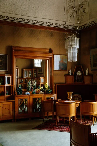 Slott Interiör Secession Stil Stor Spegel Trä Ram Sideboard Runt — Stockfoto