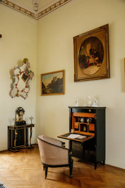 Kasteelinterieur Houten Secretaire Zwart Bureau Fauteuil Schilderijen Aan Muur Beeldjes — Stockfoto