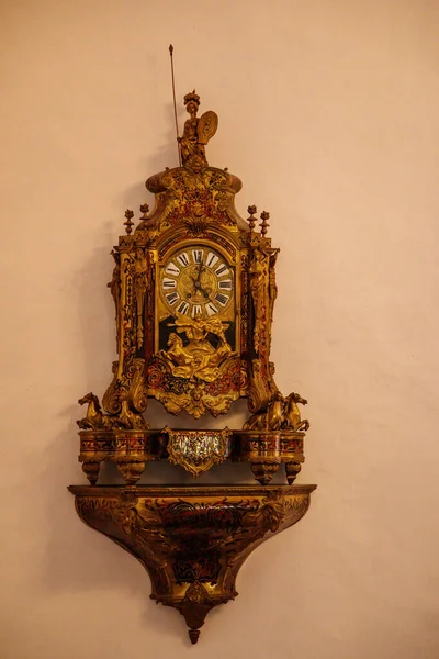 Κάστρο Εσωτερικό Μπαρόκ Vintage Ρολόι Τοίχου Ένθετο Και Επιχρυσωμένο Χρυσό — Φωτογραφία Αρχείου