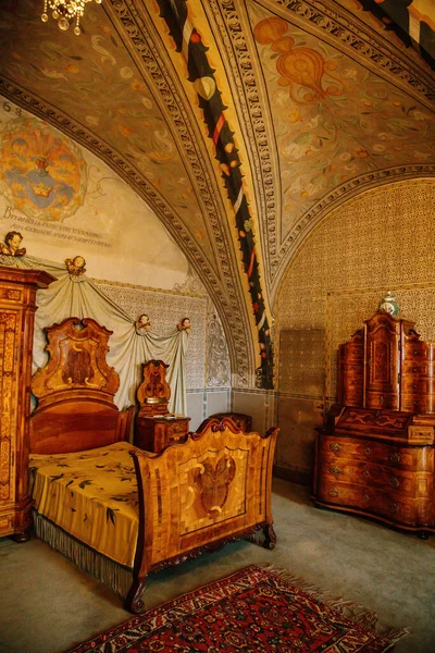 Wnętrze Zamku Sufit Malowany Stylu Secesyjnym Ozdoby Kwiatowe Komoda Skrytek — Zdjęcie stockowe