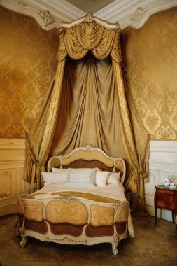 Kale içi, yatak odası, bej ve beyaz renkler, barok klasiği oyulmuş ahşap mobilyalar, tente örtüsü, kumaş parçaları, püsküller, Rönesans şatosu Opocno, Çek Cumhuriyeti, 12 Haziran 2021