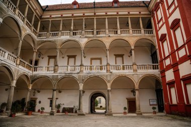 Opocno kalesi, Rönesans şatosu, atari salonu ve kırmızı cepheli avlu, seramik kaplarda palmiye ağaçları ve bitkiler, güneşli yaz günü, aristokratik konut, Çek Cumhuriyeti, 12 Haziran 2021