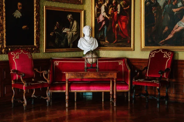 Kastélybelső Tér Művészeti Galéria Barokk Kárpitozott Bútorok Vörös Kárpitokkal Kanapé — Stock Fotó
