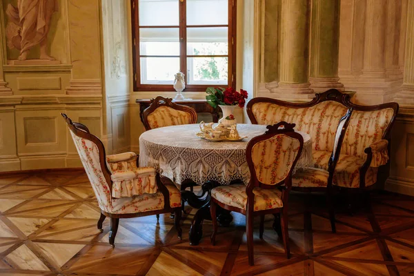 Rococo Château Interieur Houtsnijwerk Meubels Fauteuils Bank Tafel Gedekt Voor — Stockfoto