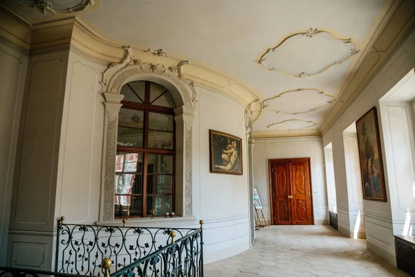 2021年6月19日 捷克共和国斯泰克尼克巴洛克城堡 罗科城堡内部 带有绘画的走廊 天花板和墙壁上的粉刷造型 木制窗户上锻造柳条形格子 — 图库照片