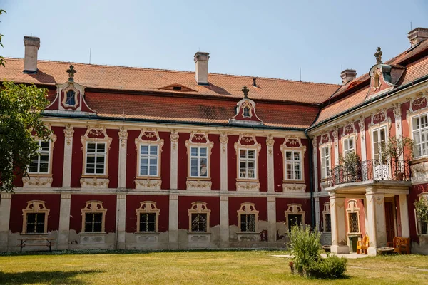 Château Baroque Steknik Stuc Pelage Plâtre Rouge Foncé Toit Tuiles — Photo
