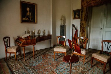 Krasny Dthe Chateau, Kuzey Bohemya, Çek Cumhuriyeti, 19 Haziran 2021: Şato içi, Biedermeier müzik salonundaki mobilyalar, müzik aletli sandalyeler, antika bir büyük piyano veya klavsen.