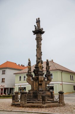 Rakovnik, Orta Bohem bölgesi, Çek Cumhuriyeti, 19 Haziran 2021: Barok Marian Kum Taşı heykel grubu, yaz günü İsa ile birlikte taç giymiş Bakire Meryem heykelinin en tepesinde.