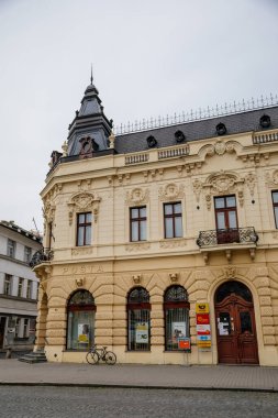 Rakovnik, Orta Bohem bölgesi, Çek Cumhuriyeti, 19 Haziran 2021: Ortaçağ kenti, Barok rönesansı ve gotik evlerdeki renkli binalarla dolu dar bir sokak.