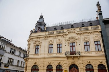 Rakovnik, Orta Bohem bölgesi, Çek Cumhuriyeti, 19 Haziran 2021: Ortaçağ kenti, Barok rönesansı ve gotik evlerdeki renkli binalarla dolu dar bir sokak.