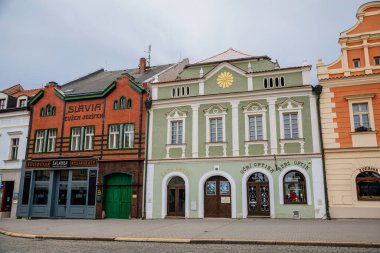 Rakovnik, Orta Bohem bölgesi, Çek Cumhuriyeti, 19 Haziran 2021: Ortaçağ kenti, Barok rönesansı ve gotik evlerdeki renkli binalarla dolu dar bir sokak.