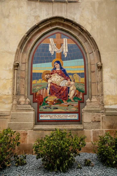 2021年6月19日チェコ共和国中部ラコフニク 夏の日に聖バルトロメウ教会の聖母マリアとイエス キリストをイメージしたモザイク — ストック写真