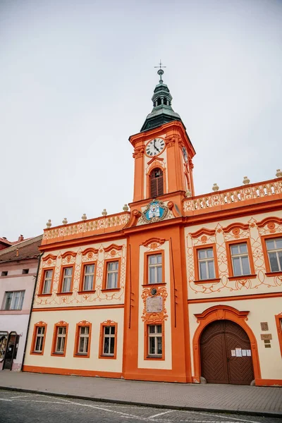 Rakovník Středočeský Kraj Června 2021 Barokní Červená Béžová Radnice Hodinovou — Stock fotografie