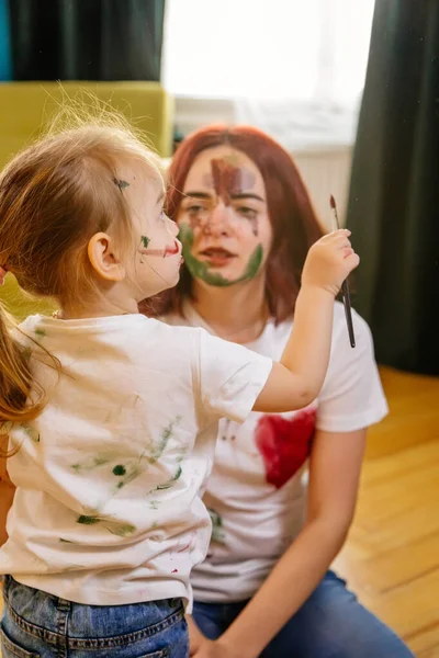 Família Hobbies Atividade Lazer Conceito Casa Mãe Filha Pequena Desenho — Fotografia de Stock