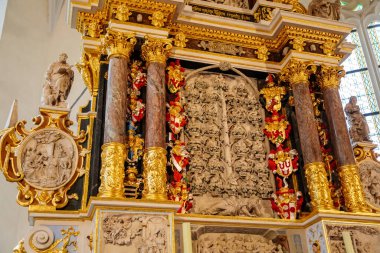 Krasne Brezno, Bohemya, Çek Cumhuriyeti, 26 Haziran 2021: St. Florian Saksonya tarzı Rönesans Kilisesi, mihrabın mermer döşemeleri ve ahşap bankların bulunduğu tapınak içi.