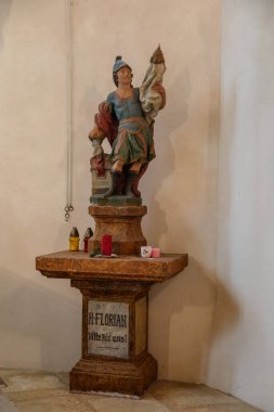 Krasne Brezno, Bohemya, Çek Cumhuriyeti, 26 Haziran 2021: Saksonya tarzı Rönesans St. Florian Kilisesi, Barok taşı Aziz Florian Heykeli ile tapınak içi.