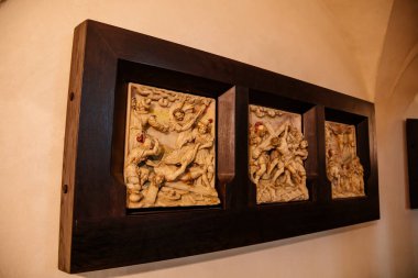 Krasne Brezno, Bohemya, Çek Cumhuriyeti, 26 Haziran 2021: Saksonya tarzı Rönesans St. Florian Kilisesi, tapınak içi duvarda mermer kabartmalar, İsa 'nın tutkusu.