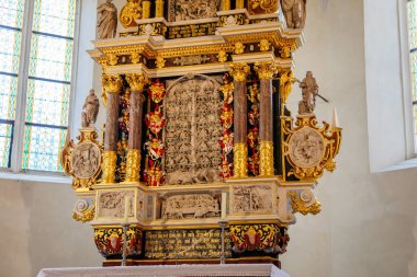 Krasne Brezno, Bohemya, Çek Cumhuriyeti, 26 Haziran 2021: St. Florian Saksonya tarzı Rönesans Kilisesi, mihrabın mermer döşemeleri ve ahşap bankların bulunduğu tapınak içi.