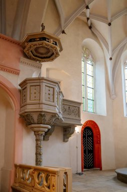 Krasne Brezno, Bohemya, Çek Cumhuriyeti, 26 Haziran 2021: St. Florian Saksonya tarzı Rönesans Kilisesi, kürsünün mermer kaymaktaşı döşemeleri ile tapınak içi, sıra sıra duran ahşap banklar.