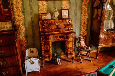 Velke Brezno, Çek Cumhuriyeti, 26 Haziran 2021: Velke Brezno şatosu, minyatür mobilyaları, sekreteri ve küçük bilardo masası, antika bebekleri ve retro fotoğrafları olan çocuk odası..