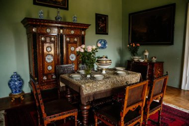 Velke Brezno, Çek Cumhuriyeti, 26 Haziran 2021: Şato Velke Brezno, şato iç mimarisi, yemek odası, dolap ve masa örtüsü, sörfçü porselen tabaklar ve porselenlerle kaplı barok mobilyalar..