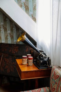 Velke Brezno, Çek Cumhuriyeti, 26 Haziran 2021: Şato Velke Brezno, kale içi, pencerelerin yanındaki eski fonograf, mekanik kayıt ve ses üretimi için aygıt.