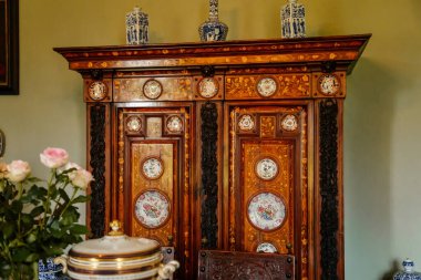 Velke Brezno, Çek Cumhuriyeti, 26 Haziran 2021: Şato Velke Brezno, şato iç mimarisi, yemek odası, dolap ve masa örtüsü, sörfçü porselen tabaklar ve porselenlerle kaplı barok mobilyalar..