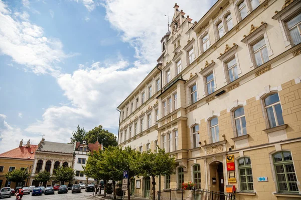 ベネソフ プルコニチ 北ボヘミア チェコ共和国 2021年6月26日 夏の晴れた日に中世の王室の町の古い歴史的中心部にカラフルな建物や市庁舎がある狭い絵のような通り — ストック写真