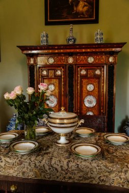 Velke Brezno, Çek Cumhuriyeti, 26 Haziran 2021: Şato Velke Brezno, şato iç mimarisi, yemek odası, dolap ve masa örtüsü, sörfçü porselen tabaklar ve porselenlerle kaplı barok mobilyalar..