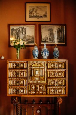 Velke Brezno, Çek Cumhuriyeti, 26 Haziran 2021: Şato Velke Brezno, barok ve rönesans mobilyaları, sallanan kapılı büro, ahşap sekreter, mücevher depolamak için antika masa.