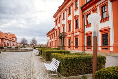 Prag, Çek Cumhuriyeti, 25 Nisan 2021: Troja kalesi, tarihi şato ve bahar günü bir bahçeyle çevrili kırmızı ve beyaz barok sarayı, taş heykellerle süslenmiş merdivenler.