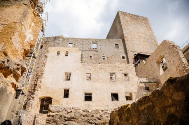 Landstejn, Güney Bohemya, Çek Cumhuriyeti, 3 Temmuz 2021: Romanesk 'in ortaçağ şövalyeleri ve güneşli yaz gününde gotik kaleler, yeşil tepenin üzerinde duran taş duvar, orman manzarası.