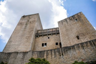 Landstejn, Güney Bohemya, Çek Cumhuriyeti, 3 Temmuz 2021: Romanesk 'in ortaçağ şövalyeleri ve güneşli yaz gününde gotik kaleler, yeşil tepenin üzerinde duran taş duvar, orman manzarası.
