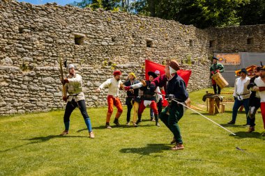 Landstejn Kalesi, Güney Bohemya, Çek Cumhuriyeti, 03 Temmuz 2021: Ortaçağ yaz festivali gösterisi, tarihi performans, antika kostümlü adamlar ve kılıçlarla zırhlı adamlar, haydutlar arasında mücadele.
