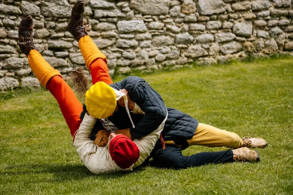 城Landstejn 南ボヘミア チェコ共和国 2021年7月3日 中世の夏祭りのショー 歴史的なパフォーマンス アンティークの衣装や鎧の男は剣と戦う 山賊の間で戦う — ストック写真