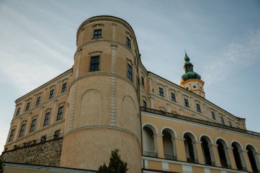 Mikulov, Güney Moravya Bölgesi, Çek Cumhuriyeti, 05 Temmuz 2021: Barok şatosu veya kayanın tepesindeki kule güneşli yaz akşamında bahçelerle çevrili, ortaçağ merkezi.