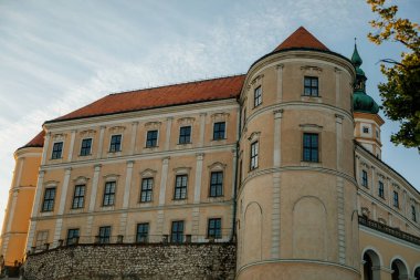 Mikulov, Güney Moravya Bölgesi, Çek Cumhuriyeti, 05 Temmuz 2021: Barok şatosu veya kayanın tepesindeki kule güneşli yaz akşamında bahçelerle çevrili, ortaçağ merkezi.