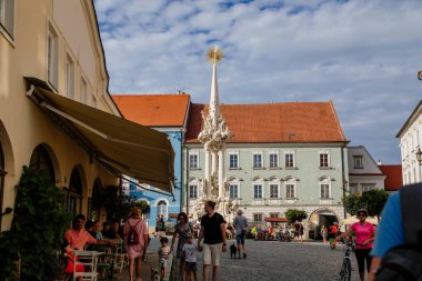 Mikulov, Güney Moravya Bölgesi, Çek Cumhuriyeti, 05 Temmuz 2021: Güneşli yaz gününde Kutsal Üçlü 'nün Barok Heykel Sütunları, Orta Çağ Rönesans Tarihi Binası.
