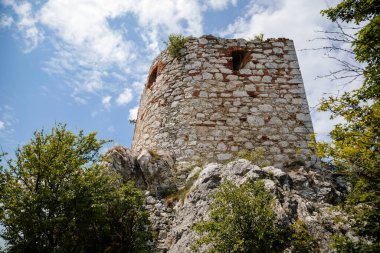 Mikulov, Güney Moravya Bölgesi, Çek Cumhuriyeti, 05 Temmuz 2021: Kozi Hradek Rönesans savunma iki katlı topçu kulesinin kalıntıları. Galeri şimdi güneşli yaz günü tepeyi gözetliyor..