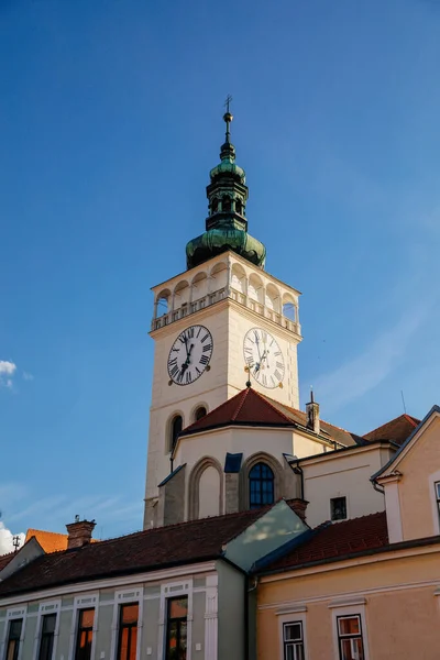 Mikulov Zuid Moravië Tsjechië Juli 2021 Middeleeuws Kerkplein Witte Uitkijktoren — Stockfoto