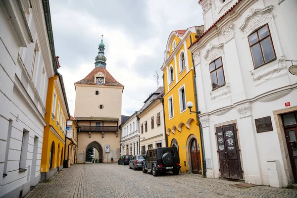 Pelhrimov, Çek Cumhuriyeti, 03 Temmuz 2021: Yukarı ya da Rynarecka kapısı, Ortaçağ Rönesans saat kulesi, renkli barok ve gotik evlerle dolu dar bir sokak..
