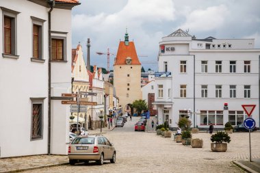 Pelhrimov, Çek Cumhuriyeti, 03 Temmuz 2021: Aşağı veya Jihlavska kapısı, Ortaçağ Rönesans saat kulesi, renkli barok ve gotik evlerle dolu dar bir sokak.