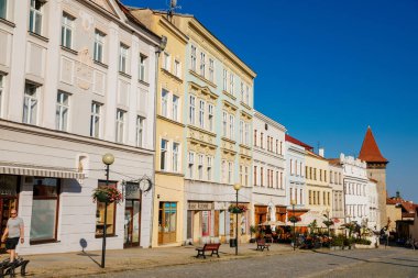 Znojmo, Güney Moravya, Çek Cumhuriyeti, 03 Temmuz 2021: Güneşli yaz gününde Masaryk Meydanı, Barok ve Rönesans tarihi binası, kırmızı kiremit çatılı, Gotik Kurt Kulesi.