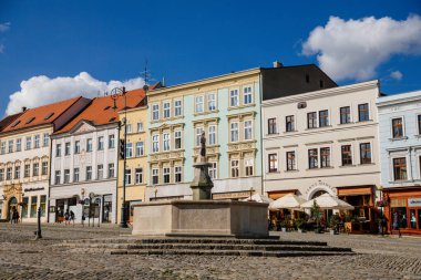 Znojmo, Güney Moravya, Çek Cumhuriyeti, 03 Temmuz 2021: Güneşli yaz gününde Masaryk meydanı, barok ve rönesans tarihi binası, kırmızı kiremitli çatılar, şövalye Roland Çeşmesi.