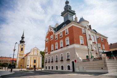 Hodonin, Güney Moravya, Çek Cumhuriyeti, 03 Temmuz 2021: St. Lawrence Barok Kilisesi ve Nuremberg Sanat Nouveau tarzı kulesi yaz güneşli bir günde ana meydanda..