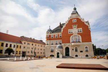 Hodonin, Güney Moravya, Çek Cumhuriyeti, 03 Temmuz 2021: Güneşli yaz gününde, barok ve rönesans tarihi binası Fountain 'de Nuremberg Sanat Nouveau tarzı bir kuleye sahip belediye binası.