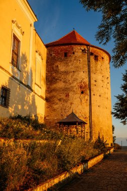 Mikulov, Güney Moravya Bölgesi, Çek Cumhuriyeti, 05 Temmuz 2021: Barok kalesi veya kayaların tepesinde bahçeli eski taş kule, kasabanın merkezinde ortaçağ binası.