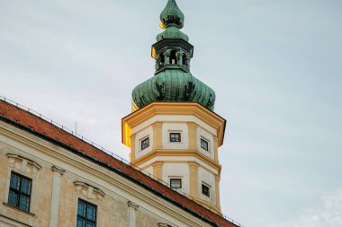 Mikulov, Güney Moravya Bölgesi, Çek Cumhuriyeti, 05 Temmuz 2021: Barok şatosu veya kayanın tepesindeki kule güneşli yaz akşamında bahçelerle çevrili, ortaçağ merkezi.