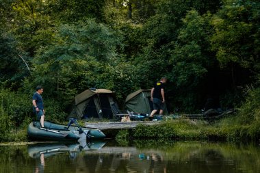 Güney Moravya, Çek Cumhuriyeti: Deniz manzarası. Güneşli yaz gününde Lednice Valtice 'deki Januv Hrad yakınlarındaki Stara ya da eski Dyje nehri sakin su ve yeşil ağaçlar, çadırlı balıkçılar.